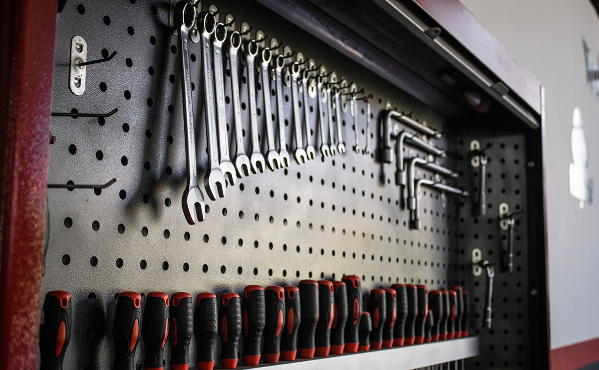 Practicing the best way of keeping an organized garage workshop